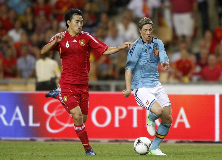 u8娱乐-14年前国足0-1西班牙！当时阵容：卡西、哈维出战，郑智等人先发